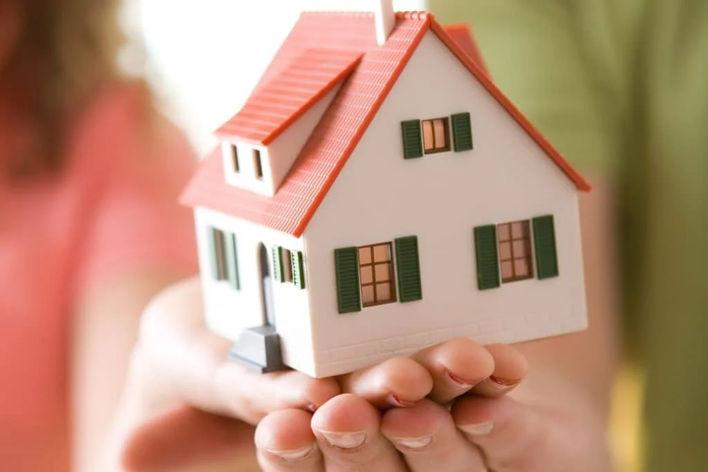 Trong thời kỳ hôn nhân, muốn phân chia tài sản chung, vợ chồng có bắt buộc phải khởi kiện ra toà án hay không?