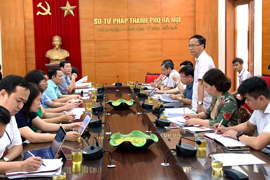 van phong nha nuoc nen uu tien nhung mau ban hop go quay rong e1751360733525