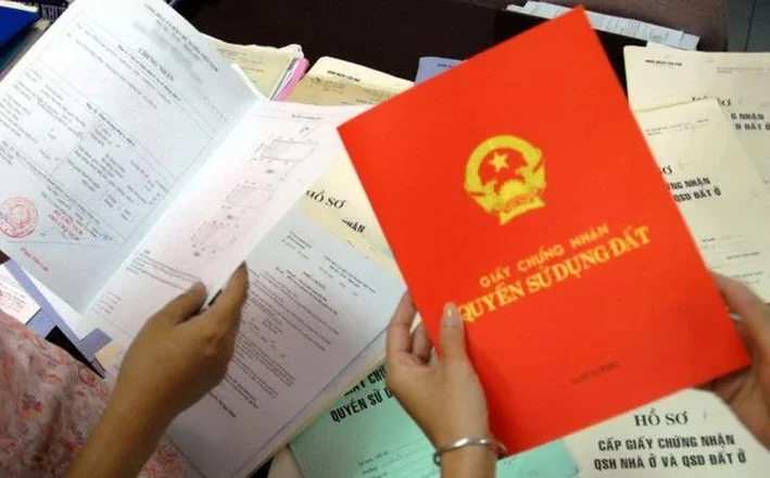 Sổ đỏ nhà đất đứng tên một người, ly hôn chia như thế nào?