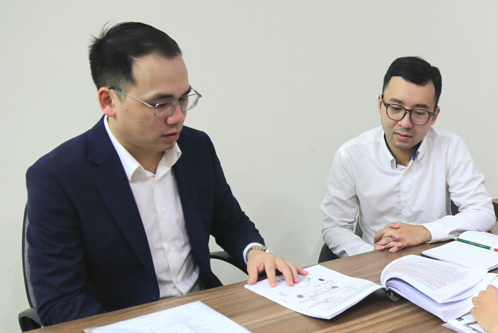 Về Vũ Lê 2 Anh hop 1 3